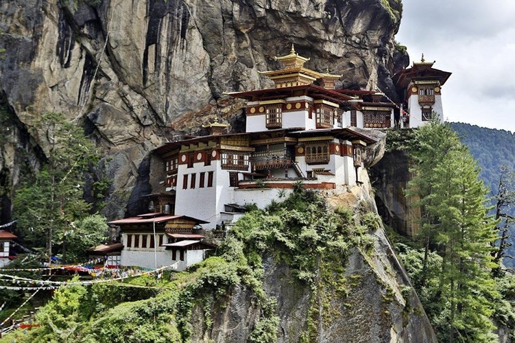 Paro Taktsang, còn được gọi là Taktsang Palphug Monastery và Tiger's Nest là một đền thờ Phật giáo nổi tiếng của người Hy Mã Lạp Sơn.  Đền thờ đẹp xinh này nằm trên một vách đá ở thung lũng Paro ở Bhutan. Ảnh: Sputnik.