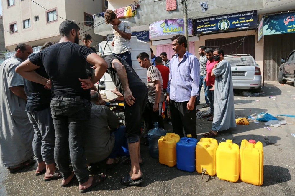  Người dân Gaza mang can xếp hàng chờ hứng nước ở Gaza City, miền bắc Dải Gaza ngày 31/10.