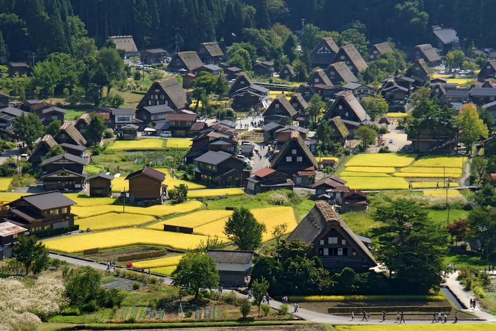 Nằm dưới chân núi Hakusan ở miền Trung Nhật Bản,  ngôi làng cổ Shirakawago là một trong những địa điểm nổi tiếng thế giới với loạt ngôi nhà đẹp như tranh vẽ.