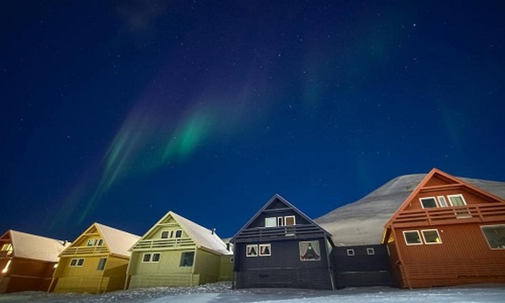 Tại thị trấn Longyearbyen, chết bị coi là một hành vi phạm pháp. Nếu như ai đó qua đời, họ sẽ được đưa vào đất liền để chôn cất.