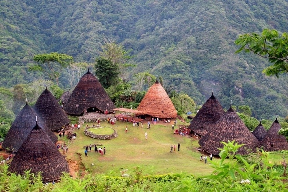 Ngôi làng Wae Rebo nằm ở độ cao 1.124 m so với mặt nước biển trên đảo Flores, Indonesia. Đây là ngôi làng cuối cùng của Indonesia vẫn còn lưu giữ ngôi nhà hình nón truyền thống và bảo tồn những di sản truyền thống.