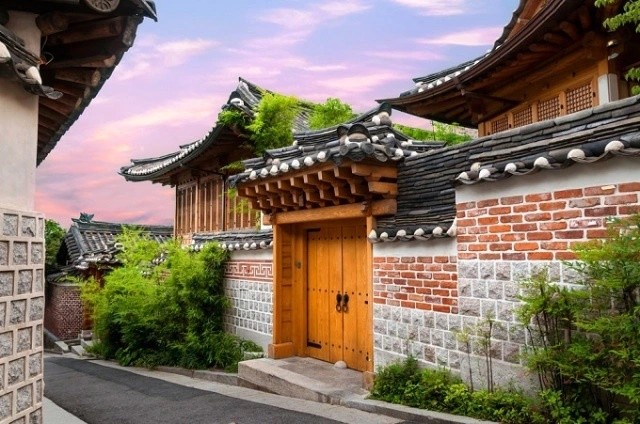 Bukchon Hanok được xem là  ngôi làng cổ đẹp nhất Seoul, Hàn Quốc. Đây cũng là nơi tuyệt vời đối với những du khách muốn tìm hiểu về văn hóa thủ đô Hàn Quốc. Ảnh: Skyscanner.