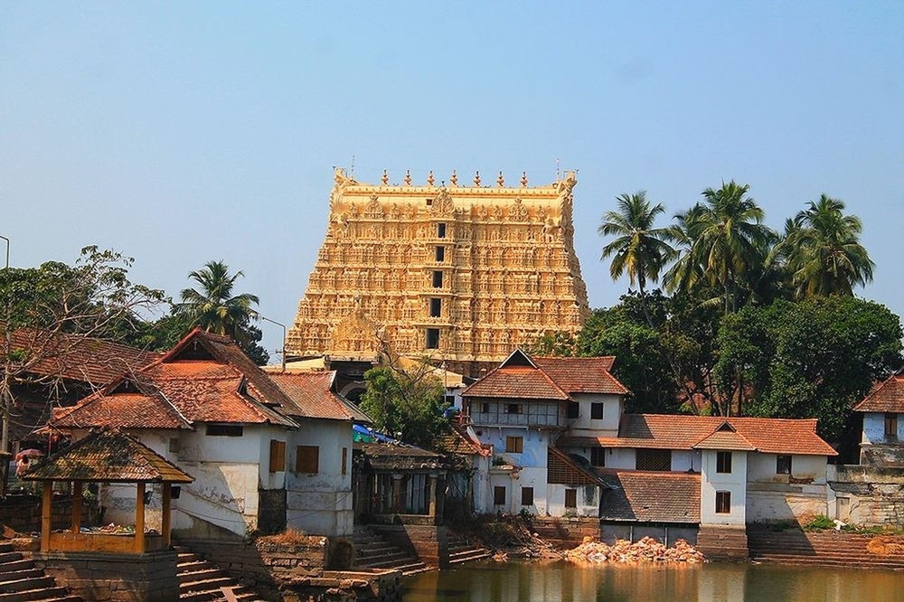 Sree Padmanabhaswamy là  ngôi đền giàu có nổi tiếng nằm tại Kerala, Ấn Độ, được xây dựng từ thế kỷ 16 để thờ thần Vishnu. (Ảnh: Amusingplanet, News)