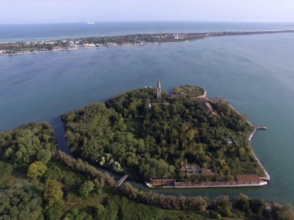 Poveglia là hòn đảo nhỏ nằm giữa thành phố Venice và đảo Lido ở phía bắc Italy. Từ năm 1968, khi bệnh viện tâm thần trên đảo đóng cửa cũng là lúc nó bị bỏ hoang cho đến tận ngày nay. (Ảnh: The Sun).