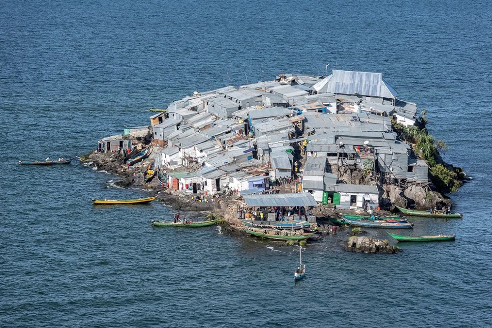 Đảo Migingo nằm trên hồ Victoria, cách đảo Piramide 1,8km về phía Bắc.  Hòn đảo nhỏ nhất châu Phi này nằm gần đường biên giới của hai nước Kenya và Uganda, là vùng tranh chấp có chủ quyền giữa hai nước. (Ảnh: Al Jazeera)