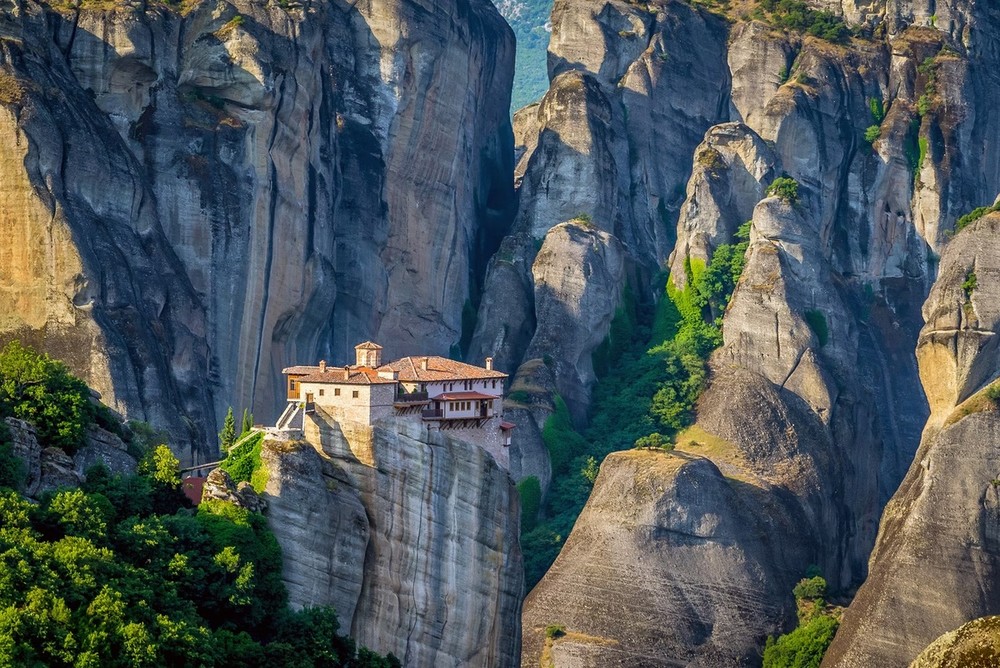 Quần thể tu viện Meteora nằm chênh vênh trên vách đá sa thạch tự nhiên sừng sững, nổi bật giữa vùng đồng bằng Thessaly sầm uất, thuộc thị trấn Kalambaka, miền Trung Hy Lạp. Ảnh: Getty.