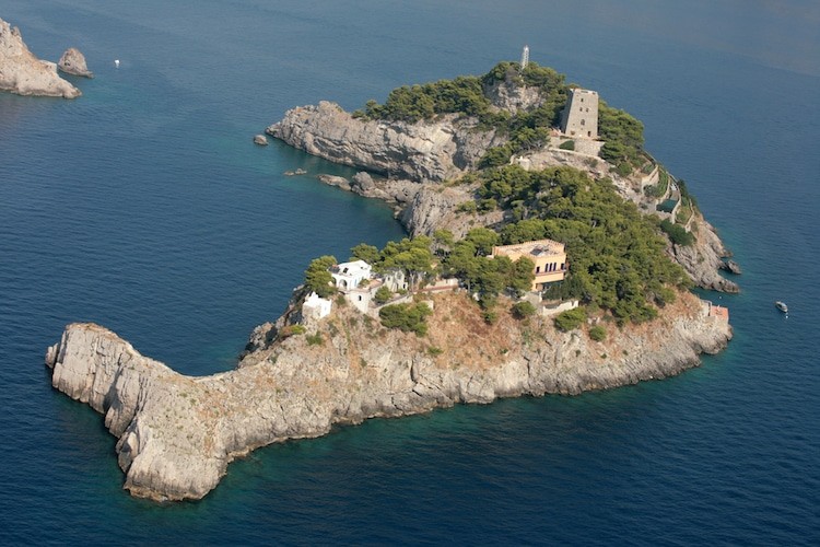  Hòn đảo Gallo Lungo (hay gọi là Gallos) tọa lạc tại Italy, nằm giữa Capri và Positano, nó đồng thời cũng là một phần của cụm đảo Sirenusas. Ảnh: Shutterstock.