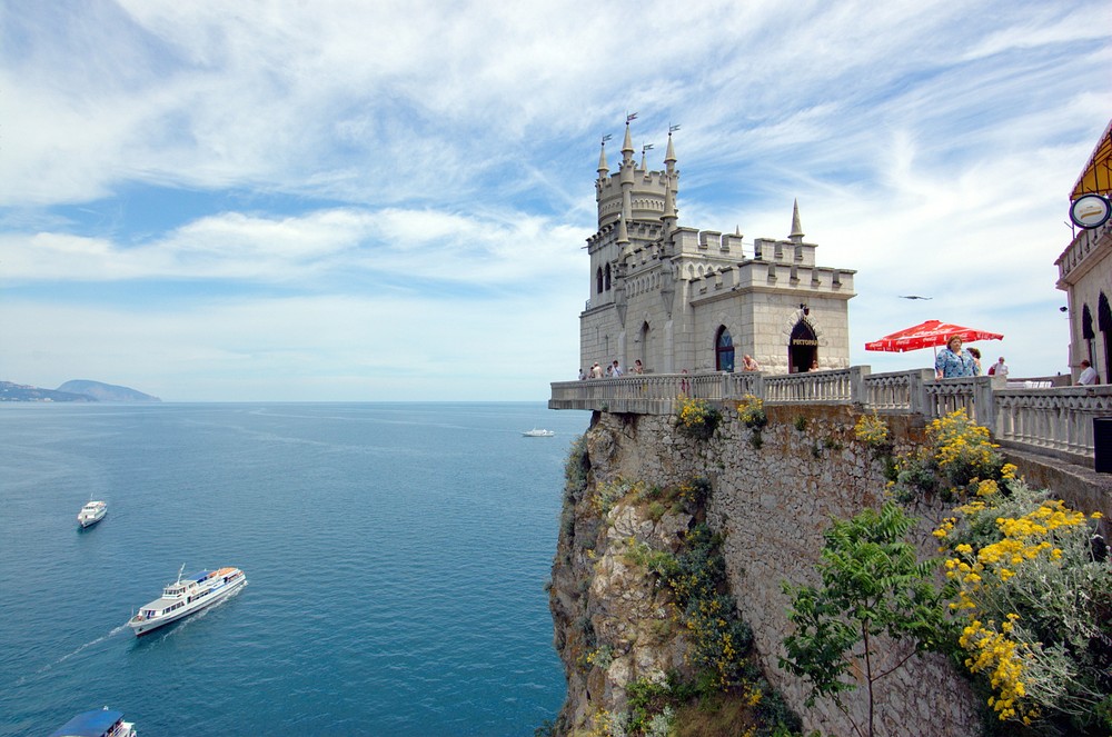 Lâu đài Swallow’s Nest (Tổ Yến) còn được biết đến với tên gọi là lâu đài Tình yêu, tọa lạc trên vách núi Aurora, nằm ở phía đông mũi Ai - Todor của bán đảo Crimea.