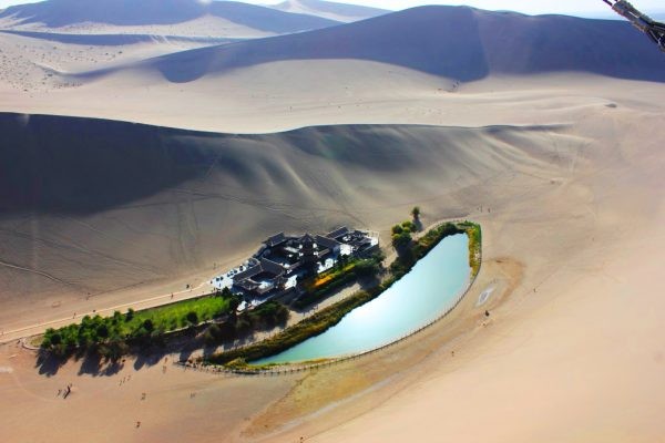 Nguyệt Nha Tuyền (Crescent Lake) là một hồ nước ngọt hình trăng lưỡi liềm nằm trong một ốc đảo thuộc sa mạc Gobi, cách thành phố Đôn Hoàng, tỉnh Cam Túc, Trung Quốc, 5km về phía nam. (Ảnh: ACT, ECNS, IT)