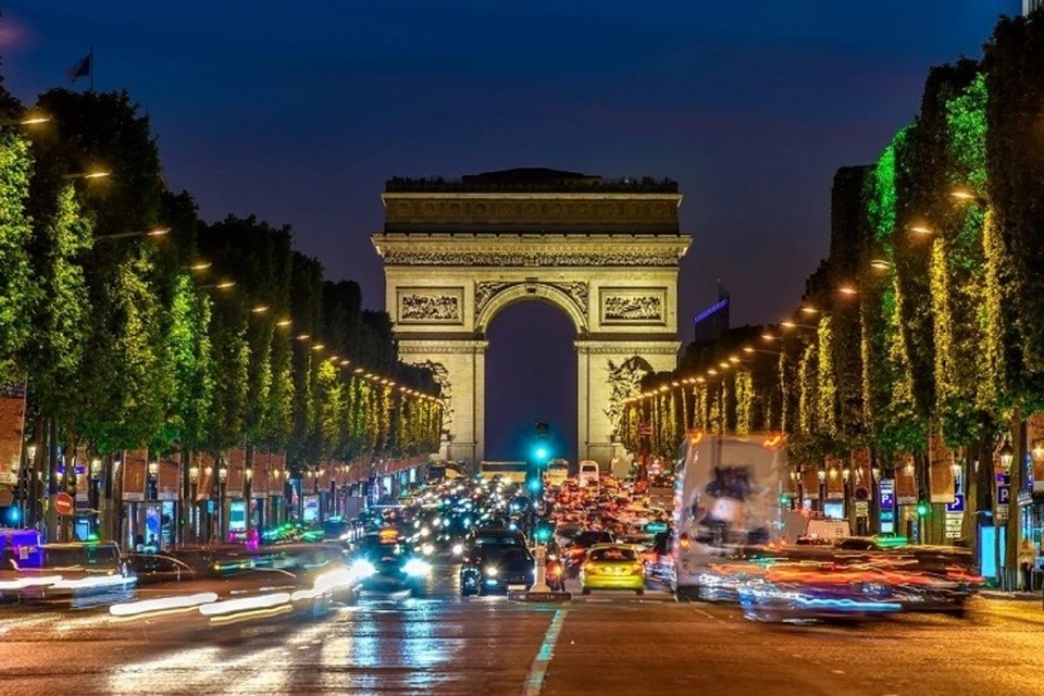 Đại lộ Champs-Élysées - biểu tượng du lịch của Paris (Pháp): Được mệnh danh là đại lộ đẹp nhất thế giới, Champs-Élysées thu hút hàng trăm ngàn lượt khách tham quan mỗi ngày, theo Văn phòng Hội nghị thuộc Cơ quan Du lịch Paris. (Ảnh: IT, IG)