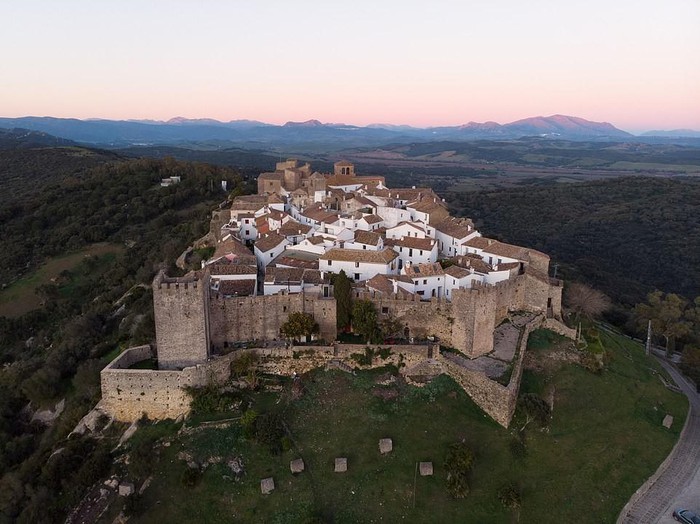 Castellar de la Frontera là một trong những ngôi làng đẹp nhất ở Tây Ban Nha. Nơi đây nằm trên đỉnh đồi nổi bật với những ngôi nhà quét vôi trắng tinh và mái nhà màu nâu. (Ảnh: Shutterstock)