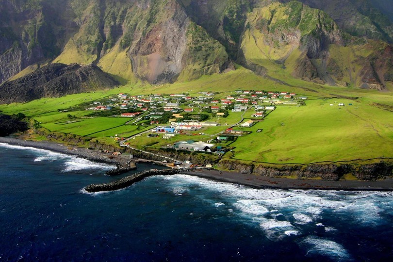 Tristan da Cunha: Tọa lạc tại Nam Đại Tây Dương, Tristan da Cunha nằm trên một hòn đảo núi lửa. Đảo cách khu vực đất liền gần nhất là thành phố Cape Town (Nam Phi) hơn 2.700 km. Đây là nơi định cư của hơn 250 người.  Vùng đất xa xôi này không có sân bay nên cách duy nhất để đến đây là đi thuyền từ Nam Phi, chuyến đi kéo dài 6 ngày. (Ảnh: IT)