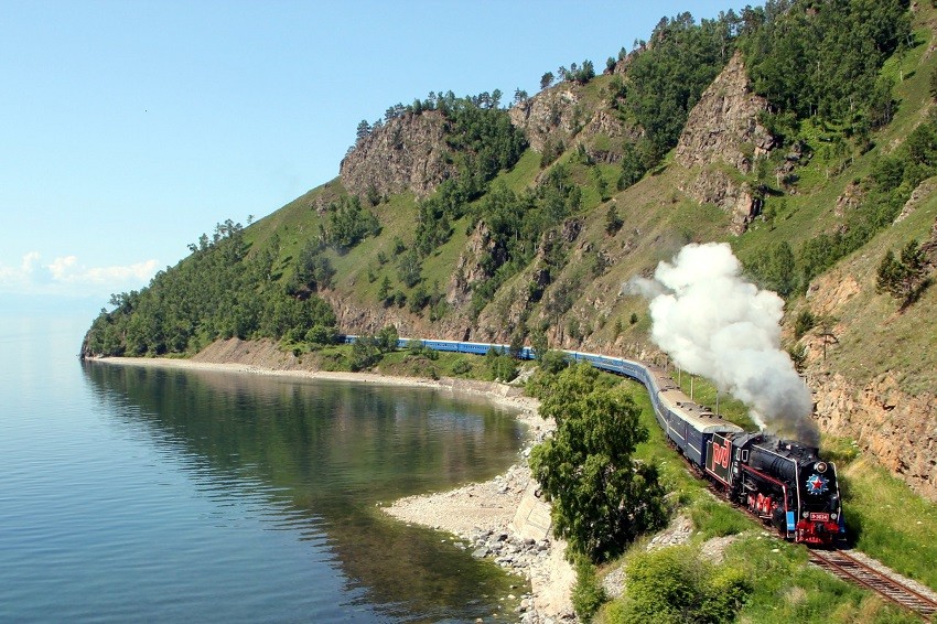 Tuyến đường sắt dài nhất thế giới nằm ở  nước Nga: Đường sắt xuyên Siberia kéo dài từ Moscow đến Vladivostock, có tổng chiều dài 9.298 km và đi qua 8 múi giờ, 87 thành phố và 16 con sông. Nếu bạn đi không ngừng nghỉ, cuộc hành trình sẽ mất gần một tuần. (Ảnh: RBTH)