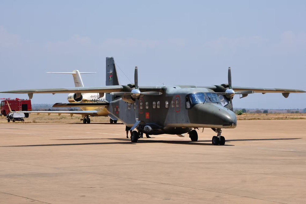 Theo Văn phòng Tổng thống Malawi, chiếc máy bay chở Phó Tổng thống Malawi Saulos Chilima cùng 9 người khác đã bị mất tích. Ban đầu, chiếc máy bay này dự kiến hạ cánh tại sân bay quốc tế Mzuzu vào lúc 10h02 sáng ngày 10/6 (theo giờ địa phương) nhưng đã biến mất không dấu vết. (Ảnh: IT)