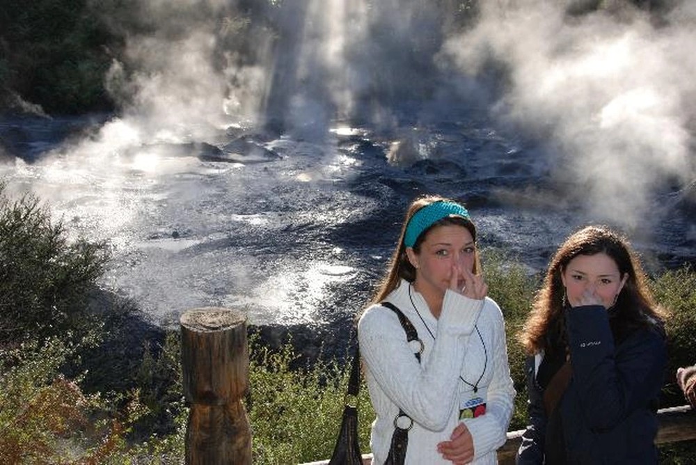 Rotorua, New Zealand: Khi đến Rotorua, du khách sẽ ngửi ngay thấy mùi lưu huỳnh giống hệt mùi trứng thối đậm đặc trong không khí.  Thành phố bốc mùi trứng thối là do nơi đây có nhiều mạch nước phun, suối nước nóng, bể bùn sôi khiến các khoáng vật trong hồ tỏa mùi. (Ảnh: IT)