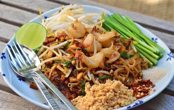 Pad Thái: Một trong những  món ăn Thái Lan nổi tiếng và phổ biến nhất của xứ sở chùa Vàng là pad Thái, hay còn có thể hiểu là bún xào. Nguyên liệu của món ăn này gồm có mì xào trộn trứng, đậu phộng, tôm khô, đậu phụ, sốt me, đậu, đôi khi có kèm với tôm hoặc mực.