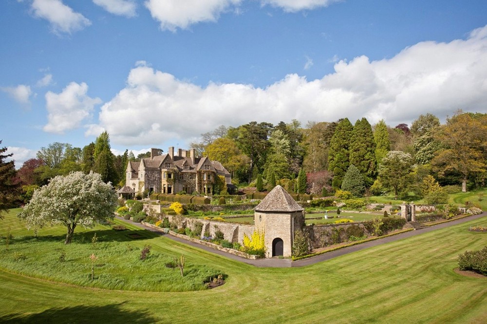 Theo tờ Mirror, vợ chồng David Beckham - Victoria Adam vừa mua lại căn biệt thự ở Cotswolds, Gloucestershire, Anh với giá 27 triệu bảng. Căn biệt thự này được ví như cung điện Beckingham Palace ở Hertfordshire.