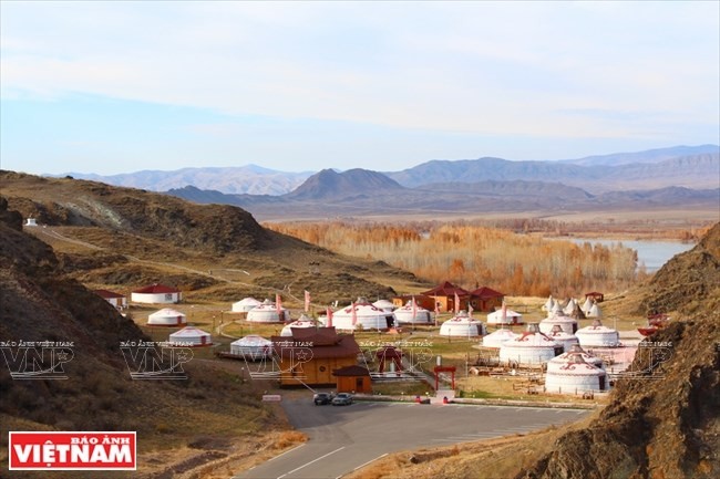 Nằm ở cực Nam vùng Siberia, nước Cộng hòa Tuva (Nga) là vùng lãnh thổ có lịch sử và nền văn hóa lâu đời, mang vẻ đẹp quyến rũ và huyền bí. Khu vực được dựng lên bởi các nhà lều mô phỏng thời kỳ trị vì hoàng kim của  Thành Cát Tư Hãn, một trong những điểm đến thu hút khách du lịch. (Ảnh: Trần Hiếu/Báo Ảnh Việt Nam)