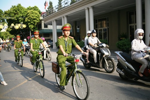 Vào ngày 12/8 vừa qua, mô hình  Công an Hà Nội tuần tra bằng xe đạp được thí điểm cho các chiến sĩ công an khu vực ở một số phường thuộc 12 quận nội thành. Một khoản ngân sách cũng đã được dùng để đầu tư mua xe đạp “đặc chủng” sau đó phân bổ về cho các phường nhằm “tạo hình ảnh thân thiện giữa công an và người dân”.