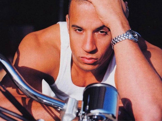 Xander Cage (Vin Diesel) trong xXx (2002): Là vận động viên thể thao mạo hiểm và có tinh thần chống chính phủ, Xander Cage cả gan ăn cắp và phá hủy xe hơi của một thượng nghị sĩ. Sau khi bị FBI tóm gọn, anh bất đắc dĩ phải thực hiện một nhiệm vụ cơ mật để đổi lấy tự do. Ngang tàng, nổi loạn, nhưng cũng rất dũng cảm và thông minh, Xander Cage là vai diễn khi Vin Diesel mới 35 tuổi, còn tràn đầy nhiệt huyết và phong độ.