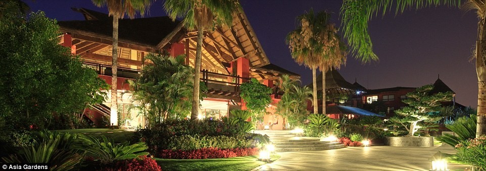  Khách sạn siêu sang Asia Gardens là một trong những khách sạn sang trọng bậc nhất Tây Ban Nha. Nó tọa lạc trên khu đất rộng lớn tại Benidorm, Alicante.