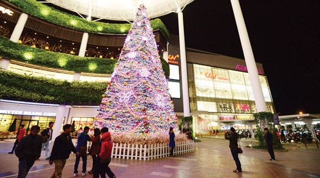 Cây thông Noel cao 15m tại  Trung tâm Thương mại Aeon Mall Long Biên trang trí bằng đèn led, hoa sakura,... lung linh về đêm.