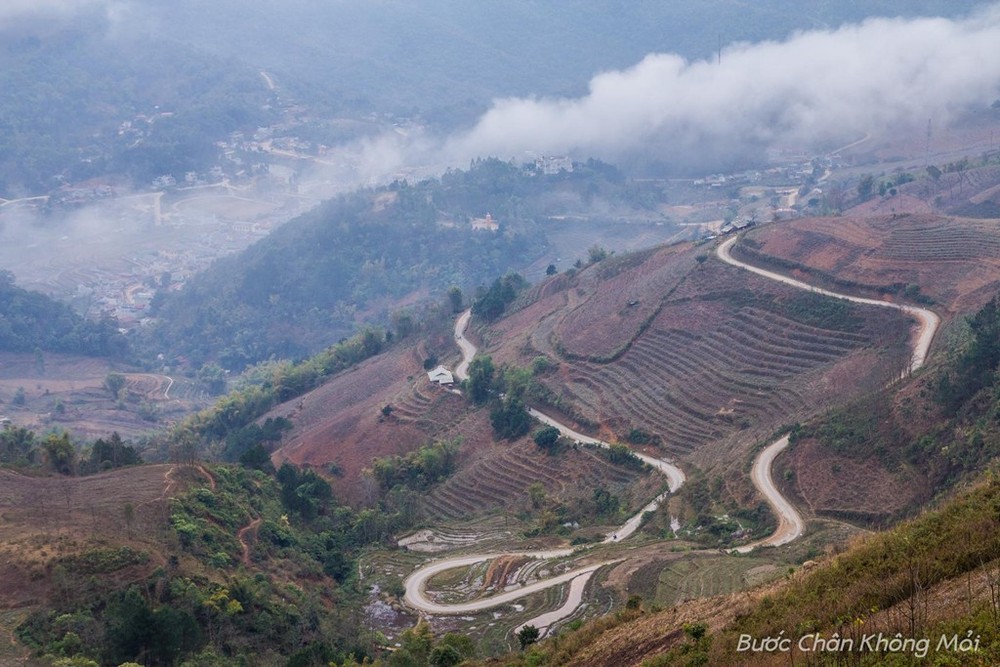 Con đường từ thị trấn Bắc Yên lên  Tà Xùa dài 13 km. Đường ngoằn nghèo khó đi. Vào mùa mưa lũ thường xuyên xạt lở. Hiện tại có một con đường tránh làm bằng bê tông rất đẹp dẫn đến xã Tà Xùa.