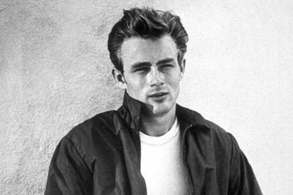 James Dean (1931-1955) James Dean là ngôi sao của những bộ phim đình đám những năm 50 như “Phía đông vườn Địa đàng” (East of Eden), “Nổi loạn vô cớ” (Rebel without a Cause), và “Người khổng lồ” (Giant). Anh đứng thứ 18 trong danh sách 100 ngôi sao trong 100 năm của AFI (Viện phim Mỹ) và là một biểu tượng vĩnh cửu trong ngành công nghiệp phim. James Dean qua đời vì một tai nạn xe hơi khi mới chỉ 24 tuổi.