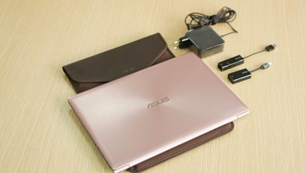  Asus Zenbook UX303UA được bán kèm với túi đựng khá đẹp mắt, cục sạc tiêu chuẩn và 2 đầu chuyển dùng để cắm mạng LAN và kết nối VGA. Giá bán của máy là 19,99 triệu đồng.