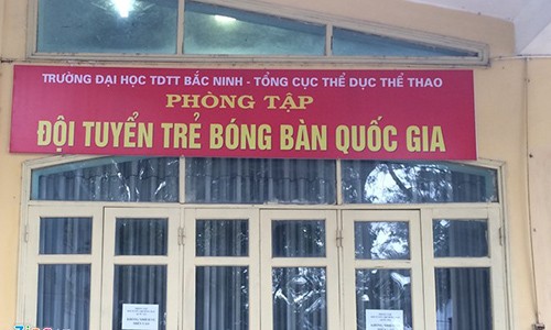 Huấn luyện viên quốc gia đánh VĐV tuyển trẻ bóng bàn