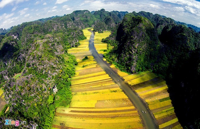 Chỉ cách trung tâm TP Ninh Bình khoảng 8km, Tràng An là một trong những danh lam thắng cảnh của  Việt Nam, được mệnh danh là “Vịnh Hạ Long trên cạn”, được bao bọc bởi những dãy núi đá vôi trùng điệp, len lỏi bên trong là những dòng sông, suối xen kẽ trong thung lũng.