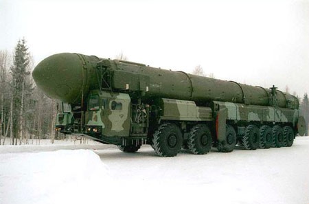 Topol-M: ICBM cơ động nhất. Quốc gia sản xuất: Nga, phóng lần đầu năm 1994.  Tên lửa đạn đạo này có trọng lượng phóng 46,5 tấn, được cho là nền tảng lực lượng hạt nhân Nga.