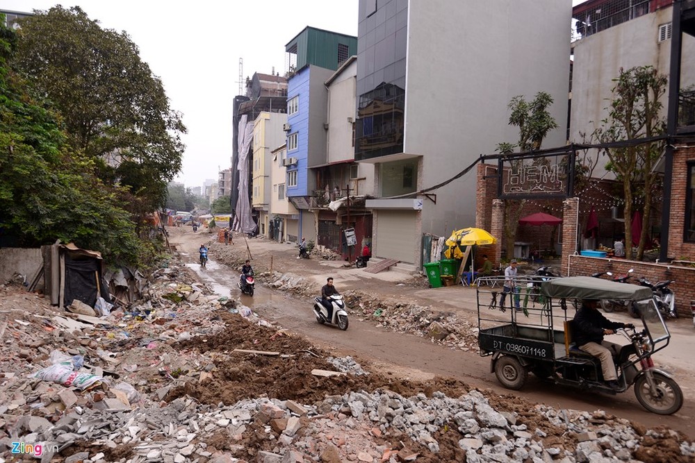 Chỉ dài khoảng 1 km, nhưng  tuyến  đường từ Xã Đàn đến ngõ Lệnh Cư lầy lội (Đống Đa, Hà Nội), gần 4 năm nay đang phải “gồng mình” gánh hàng tấn rác thải sinh hoạt và rác thải xây dựng. Được biết, đây là dự án cải tạo tuyến kênh mương Linh Quang – Xã Đàn, thoát nước lưu vực sông Tô Lịch, Hoàng Liệt, Lừ, Sét, khởi công từ tháng 4/2012 và kéo dài đến nay nhưng vẫn chưa hoàn thiện.