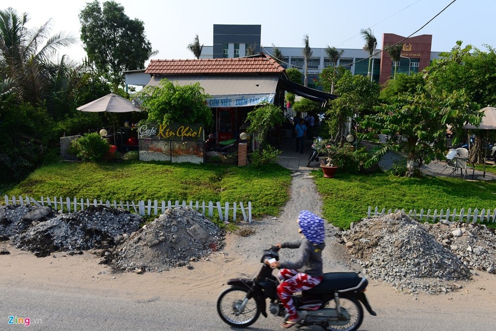  Quán cà phê "Xin chào" nằm cạnh quốc lộ 1A, đối diện công an huyện Bình Chánh, TP HCM. Quán cà phê này bắt đầu khai trương ngày 8/8/2015, đến ngày 13/8/2015 thì bị kiểm tra và lập biên bản vi phạm hành chính. Điều đáng nói là chính ngay trong ngày này, chủ quán đã đi đăng ký giấy phép kinh doanh.