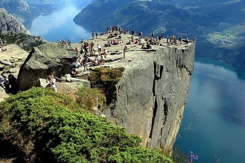 10. Pulpit Rock, Na Uy Pulpit Rock là một trong những  địa điểm du lịch tự nhiên được yêu thích nhất ở Na Uy. Vách đá dốc và cao 604m này hàng năm thu hút từ 150.000 - 200.000 người ghé thăm.