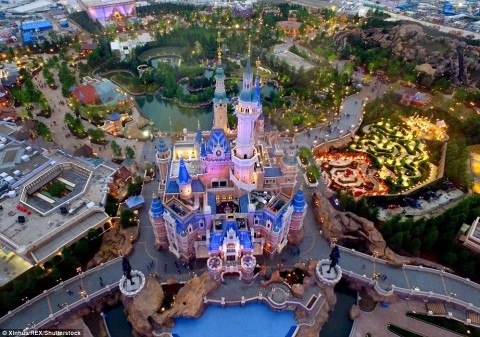 Khách du lịch sẽ cảm thấy choáng ngợp trước những bức ảnh chụp trên không của  Disneyland Thượng Hải bởi hình ảnh tòa lâu đài cao 60 mét và các khách sạn, khu vui chơi đang được sáng bừng sau khi ánh đèn điện lấp lánh bật lên. Theo Dailymai, công viên rộng 963 mẫu Anh đặt tại Thượng Hải là công viên thứ 6 của Disneyland trên toàn thế giới. Những nhà đầu tư cam kết sẽ kết hợp văn hóa truyền thống Trung Quốc với những bộ phim yêu thích của Disney. Vé mở cửa trong ngày khai mạc đã được những người hâm mộ nóng lòng mua hết chỉ trong vòng vài giờ, điều này cho thấy khu vui chơi Disneyland Thượng Hải có sức hấp dẫn vô cùng.