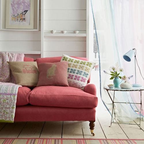 Chỉ với những cách làm rất đơn giản như may áo mới cho ghế sofa, sơn tường nhà với sắc xanh nước biển làm chủ đạo, thêm những chậu hoa nhỏ xinh hay đơn giản chỉ là mở toang khung cửa sổ để nắng mai rọi vào mỗi sáng sớm… cũng đã đủ để thiết kế  nội thất  phòng khách trở nên ấn tượng hơn.