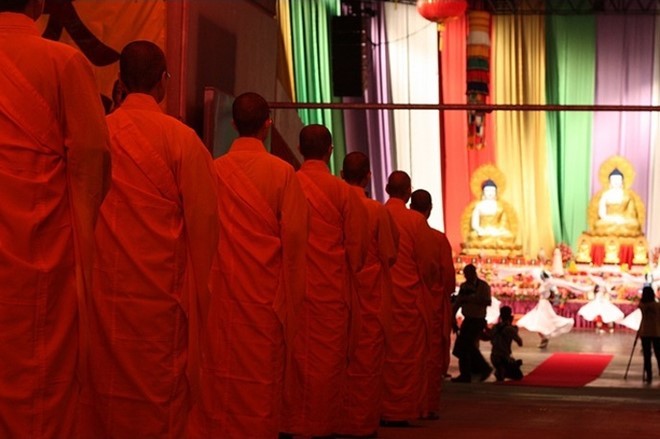 Brisbane, Australia: Ở Brisbane,  lễ Phật đản (Vesak) kéo dài một tuần, với các bữa tiệc, hoạt động, trình diễn âm nhạc và múa hát. Sự kiện này thu hút hàng nghìn du khách mỗi năm. Phật đản (Vesak) là ngày lễ mừng sự ra đời của Thái tử Siddhartha Guatama (Tất Đạt Đa) - Đức Phật Thích Ca Mâu Ni. Ngày này nơi vào kỳ trăng tròn đầu tiên của tháng 4 hoặc tháng 5 theo các loại lịch khác nhau, do đó ngày chính xác phụ thuộc vào loại lịch được sử dụng.