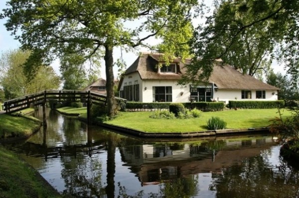 Chính vì  làng không có đường bộ nên ở Giethoorn, du khách sẽ không thấy bóng dáng của ô tô, xe máy… Đường giao thông huyết mạch của Giethoorn chính là hơn 4 dặm kênh rạch, tuyến đường thủy duy nhất làm nên một thị trấn Giethoorn cổ kính, yên bình xứng đáng với tên gọi “Vinice của Hà Lan”, khiến du khách đến đây một lần sẽ không bao giờ quên.