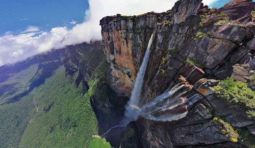 Núi "bàn mây" Tepui, Venezuela Tên gọi của  kỳ quan thiên nhiên này có nghĩa là một dãy núi cao lớn, hùng vĩ còn vượt qua cả những tầng mây. Tepui là dãy núi có địa hình bằng phẳng, được tìm thấy ở cao nguyên Guayana, Nam Mỹ, đặc biệt là tại Venezuela. Trong ngôn ngữ của người dân Pemón sống ở Gran Sabana, "tepui" có nghĩa là "nhà của các vị thần".