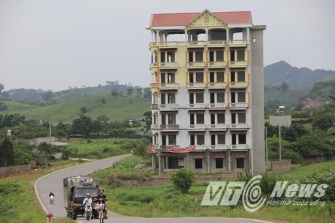 Tòa  Keangnam Tây Bắc cao 7 tầng, với hơn 30 phòng. Tòa nhà được Tráng A Tàng (tức Tàng Keangnam), ông trùm ma túy số 1 Tây Bắc xây dựng từ năm 2010, nằm ven quốc lộ 6, ngay đầu thị trấn nông trường Mộc Châu, Sơn La.