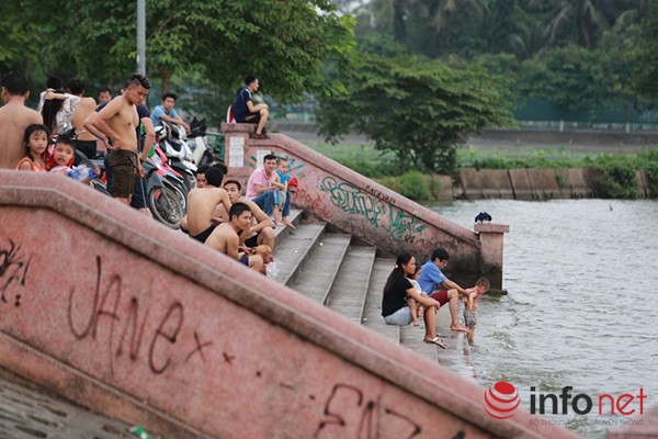 Gần 1 tuần trở lại đây, Hà Nội bắt đầu đón nhận những đợt nắng nóng đầu mùa, một biện pháp tránh nóng quen thuộc của người dân thủ đô là đến những  bãi tắm tự phát vào mỗi chiều.