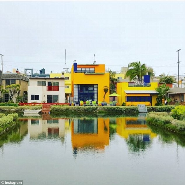 Một căn nhà màu vàng hoàng yến ở Venice Canals, California đã được mệnh danh là  căn nhà hot nhất trên mạng xã hội, gần như trở thành một ngôi sao trên Instagram - mang đến danh tiếng cho cả chủ sở hữu ngôi nhà. Nely Galan, Cựu chủ tịch của Telemundo, nói rằng cô mạnh dạn sơn màu vàng với những điểm nhấn màu xanh coban cho ngôi nhà bên kênh. Lúc đó, cô không nghĩ rằng nó sẽ trở thành điểm thu hút khách du lịch, cho đến khi ngôi nhà xuất hiện trên thời báo Los Angeles Times vào năm 2011.