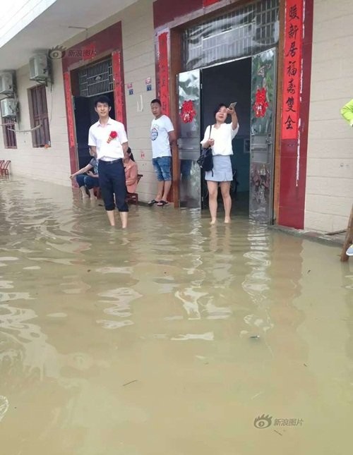 Mới đây ở Hàm Ninh, Hồ Bắc (Trung Quốc), cặp đôi Vương Trương Đào và Uông Hoan Hoan đã cùng gia đình tổ chức một  lễ cưới trong ngày mưa bão. Chú rể họ Vương định sẵn ngày hôm ấy sẽ bày tiệc rượu tại nhà, mời những người bạn thân thiết và hàng xóm tới chung vui, làm lễ cưới đơn giản, ấm cúng. Nhưng đúng hôm cưới thì xảy ra mưa bão lớn khiến nước ngập vào nhà hơn 60cm.