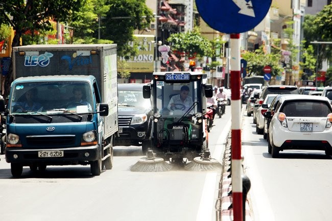 Các công nhân đang thực hành điều khiển  xe dọn rác, xe hút bụi trên phố Hà Nội dưới sự hướng dẫn của 2 chuyên gia người Thái Lan để 1/7 tới đây, 10 xe quét đường hiện đại được nhập khẩu từ Đức dự kiến được đưa vào vận hành, triển khai trên một số tuyến phố ở Thủ đô.