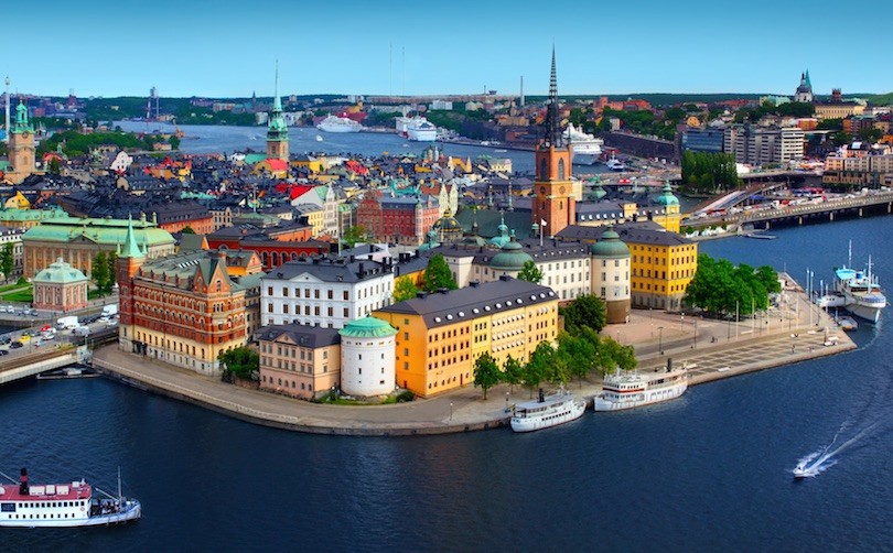 10. Stockholm, Thụy Điển Được gọi là "Venice của phương Bắc ", kênh đào Stockholm ở Thụy Điển bao quanh 14 hòn đảo. Một trong những  kênh đào nổi tiếng nhất thế giới được xây dựng trên rất nhiều hòn đảo có những kênh rạch, thuyền ở khắp mọi nơi. Cách để khám phá tuyệt vời nhất là thuê 1 chiếc xuồng hoặc thuyền kayak đi vòng quanh các đảo ở thành phố.