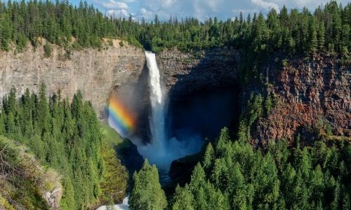 Thác nước Helmcken, British Columbia, Canada: Công viên cấp tỉnh Wells Gray là một khu vực với cảnh quan tự nhiên tuyệt đẹp, bao gồm một thác nước cực kỳ ngoạn mục trong khu rừng thông hoang vắng.  Kỳ quan thế giới tuyệt đẹp này có lẽ là đẹp nhất, cao 141 mét và đổ xuống từ một khu rừng lá kim ngập màu sắc vào bốn mùa khác nhau.