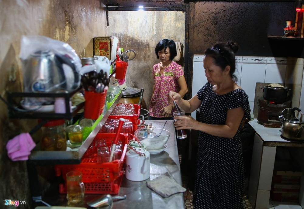 Hàng ngày vào lúc 5h30, cả ba chị em bà Sương, Tuyết, Sáu dậy sớm chuẩn bị dọn hàng và cùng nhau làm việc, phục vụ khách tới uống cà phê cho tới 19h. Khi thì chị cả rửa chén, chị hai pha chế, chị ba bưng đồ rồi thay đổi luân phiên... cứ như vậy, luôn luôn tất bật.