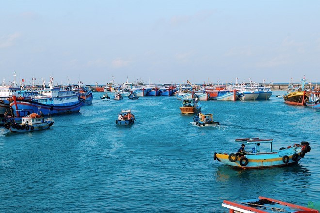 Đảo Phú Quý cách Phan Thiết 56 hải lý, còn có tên gọi khác là cù lao Thu hay Cù lao Khoai xứ, một hòn đảo có niên đại được ước tính khoảng 60 triệu năm. Phong cảnh trên đảo đẹp như tranh, dưới biển thì đầy ắp cá tôm và các hải đặc sản.