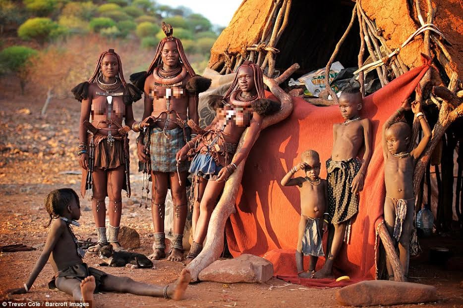 Ở phía Bắc Namibia, bộ tộc bản địa Himba sống tách biệt với xã hội hiện đại. Họ chủ yếu định cư tại Kaokoland, khu vực xa xôi hẻo lánh vùng Kunene và có dân số lên tới 50.000 người.